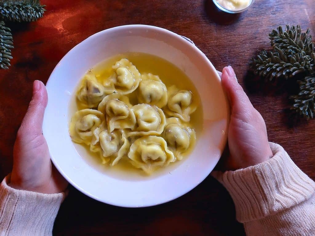 piatto di cappelletti in brodo